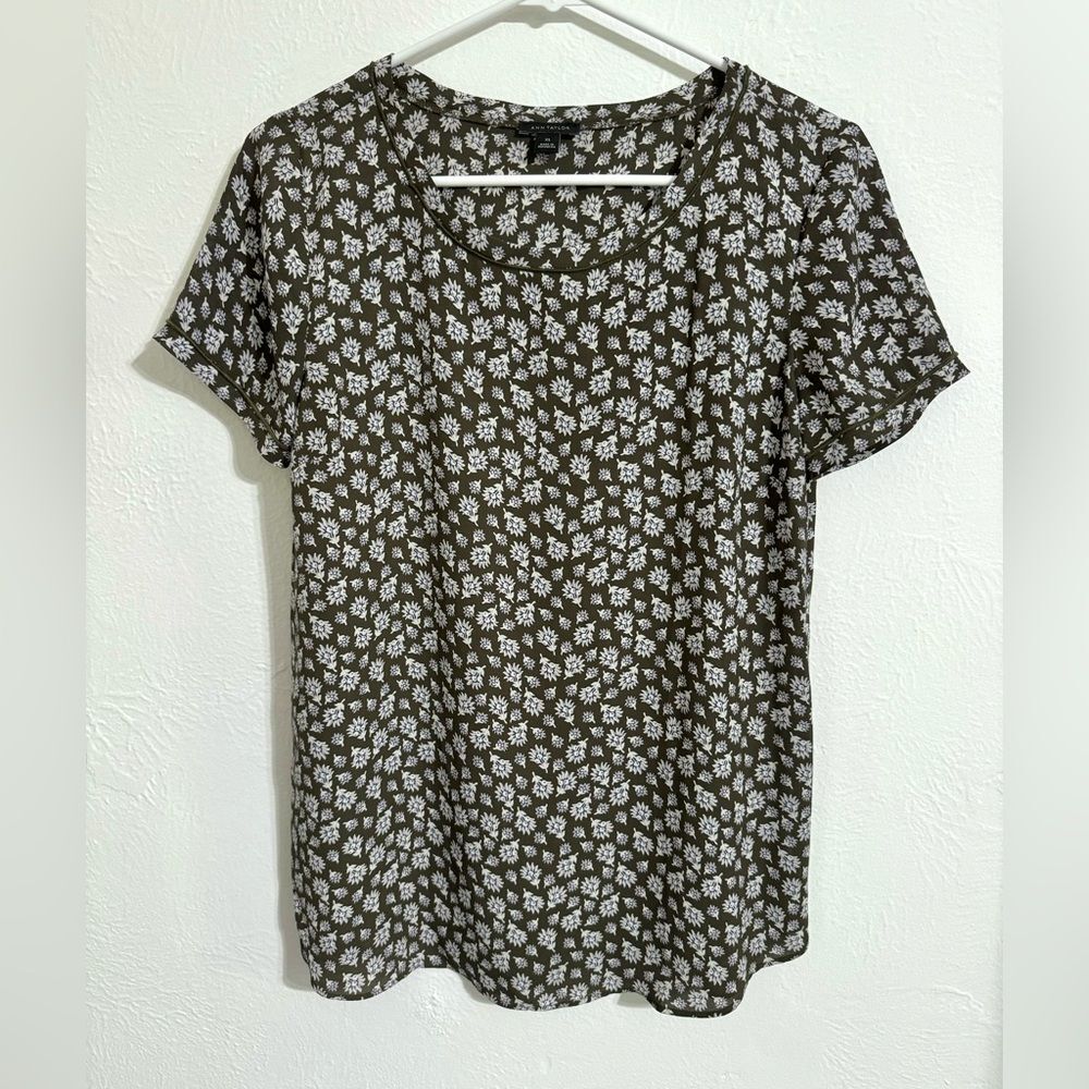 Ann Taylor olive floral drapey short sleeve shirt, size XS